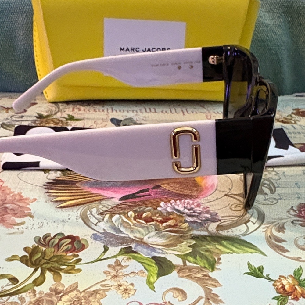 Marc Jacobs Black & White Sunglasses with Large Side Insignia and Yellow Case - Picture 3 of 6